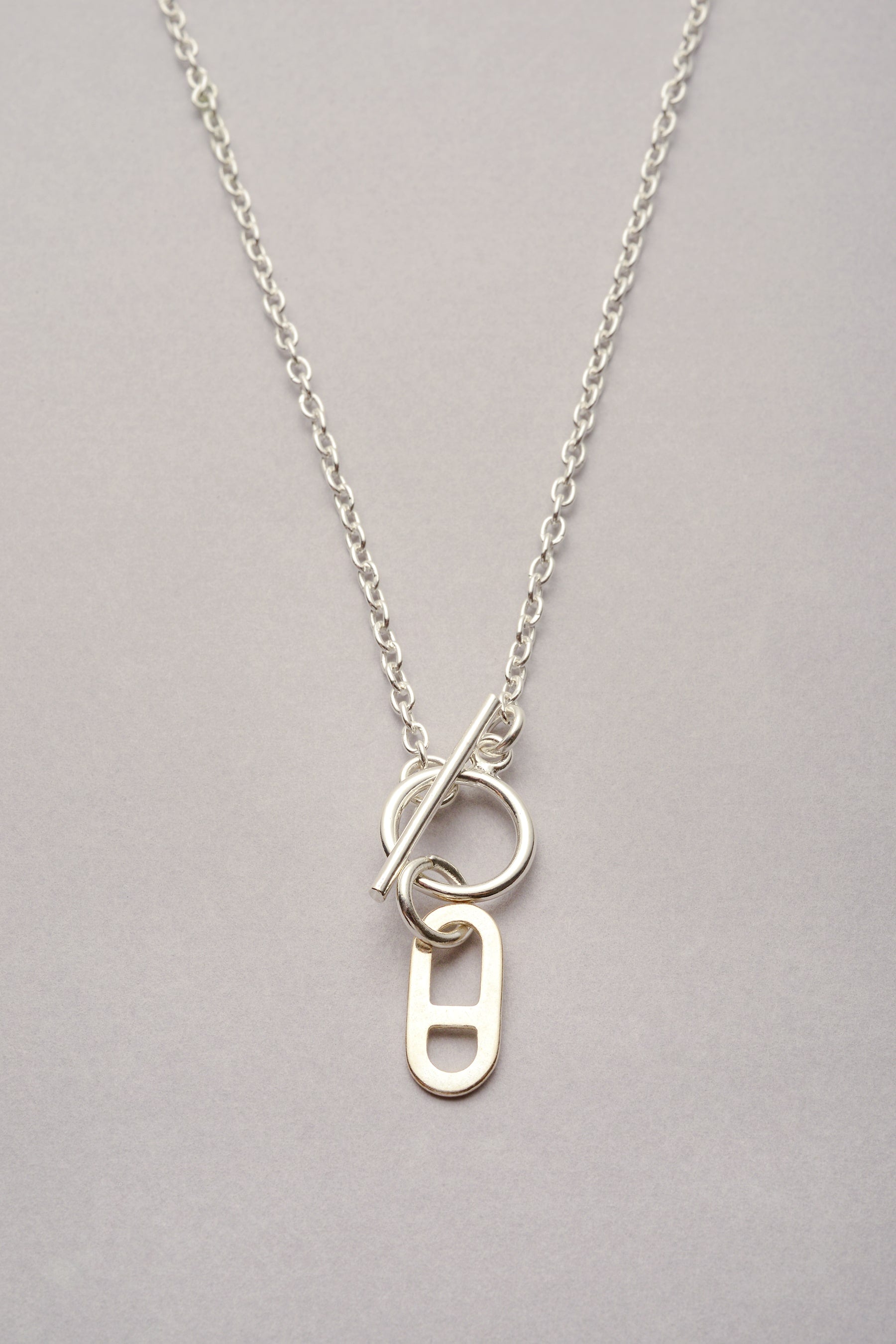 Collier chaîne fine pendentif Noé argenté "Lou" fabriqué en France. Bijou avec pendentif maille revisité et fermoir en T.