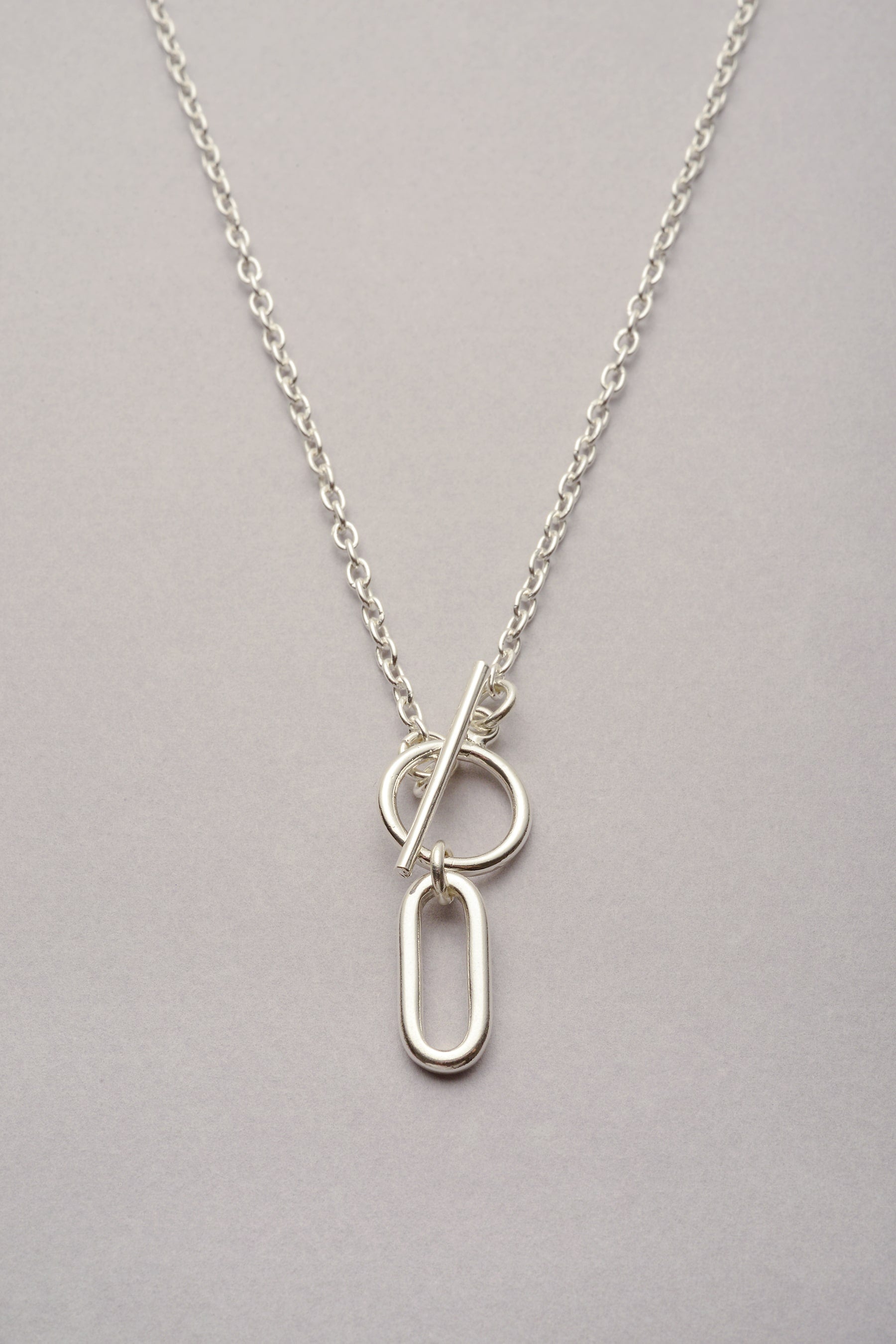 Collier chaîne fine pendentif ricky "Lou" argenté et fabriqué en France. Bijou pour femme avec fermoir en T.