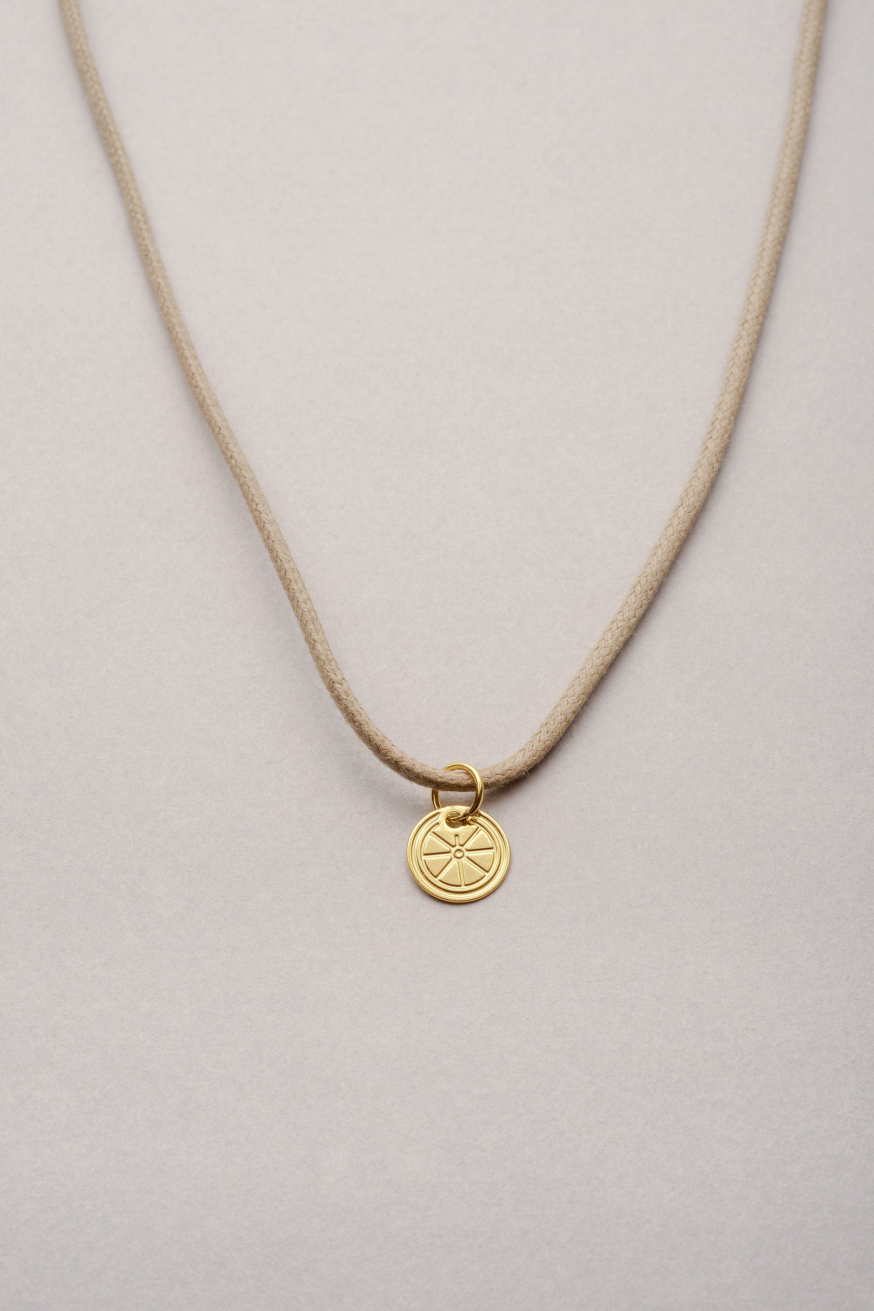 Ce collier est composé d'une médaille de diamètre 10mm (logo). 
Vous pouvez ajouter dessus vos pendentifs personnels !&nbsp;