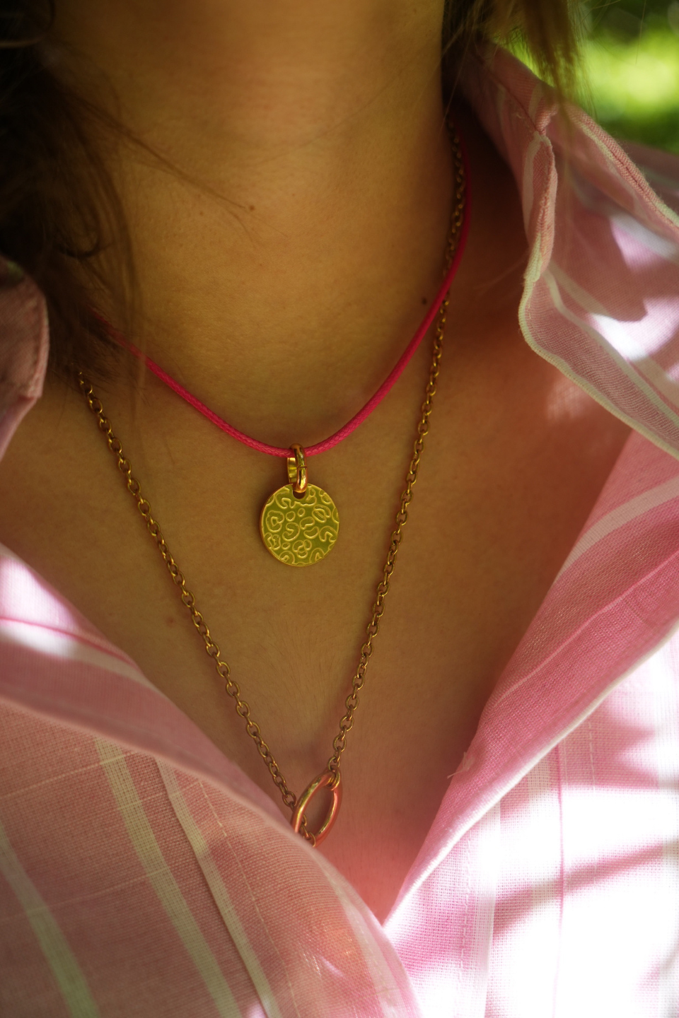 Collier médaille Léopard doré fabriqué en France. 