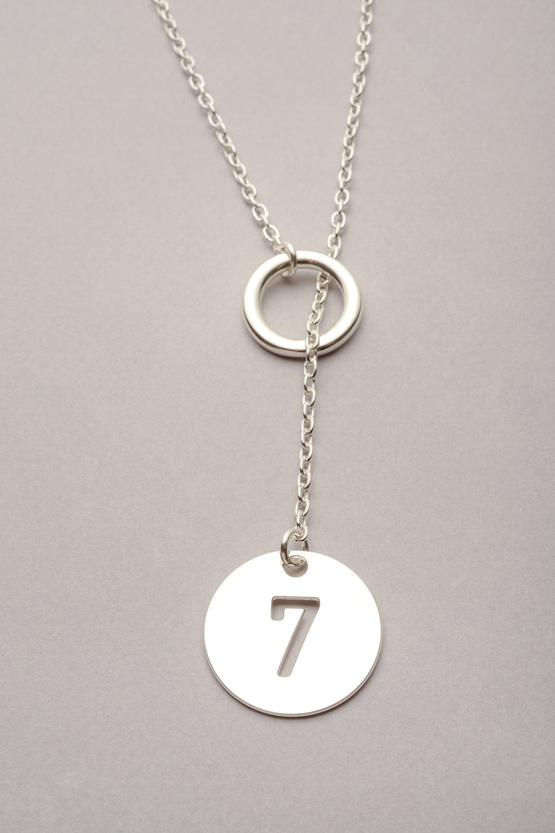 Collier sautoir argenté Daya avec pendentif rond chiffre découpé, bijou fantaisie personnalisé et fabriqué en France.
