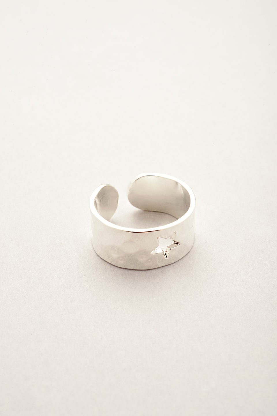 Bague martelée étoile argentée