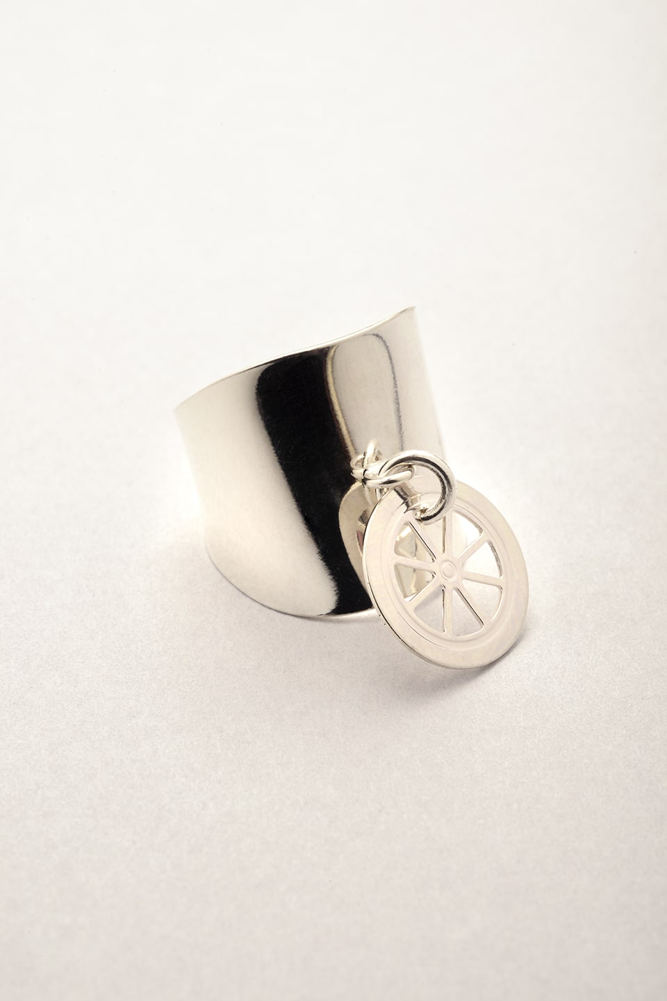 Bague large argentée pendentif Roue