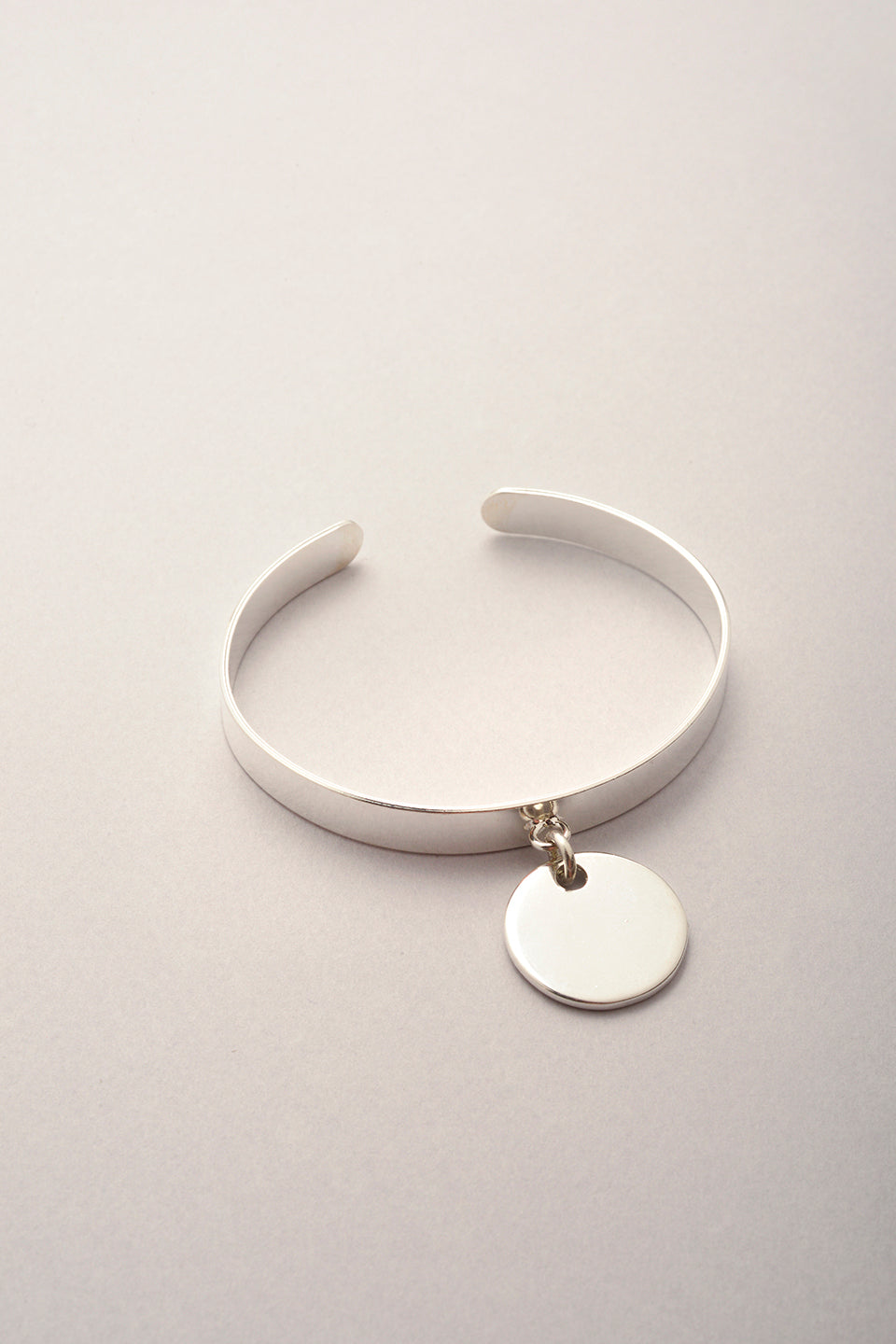Demi jonc médaille fabriqué en France pour femme. Bijou argenté tendance 