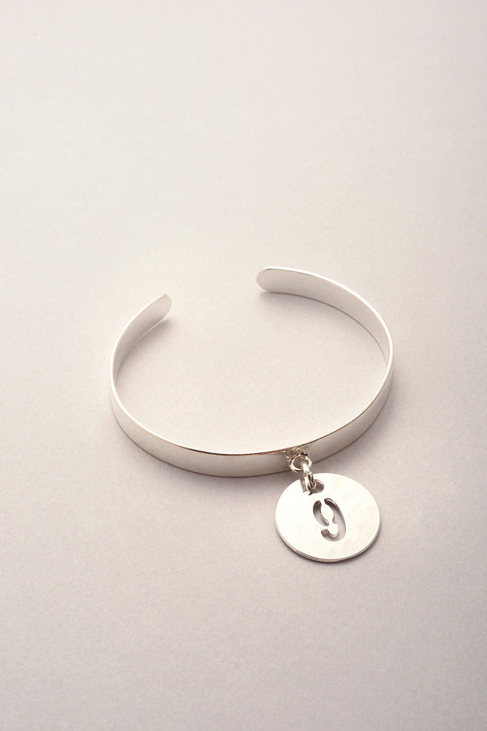 Demi jonc médaille chiffre Numéra argenté. Bijou pour femme avec chiffre personnalisable. 