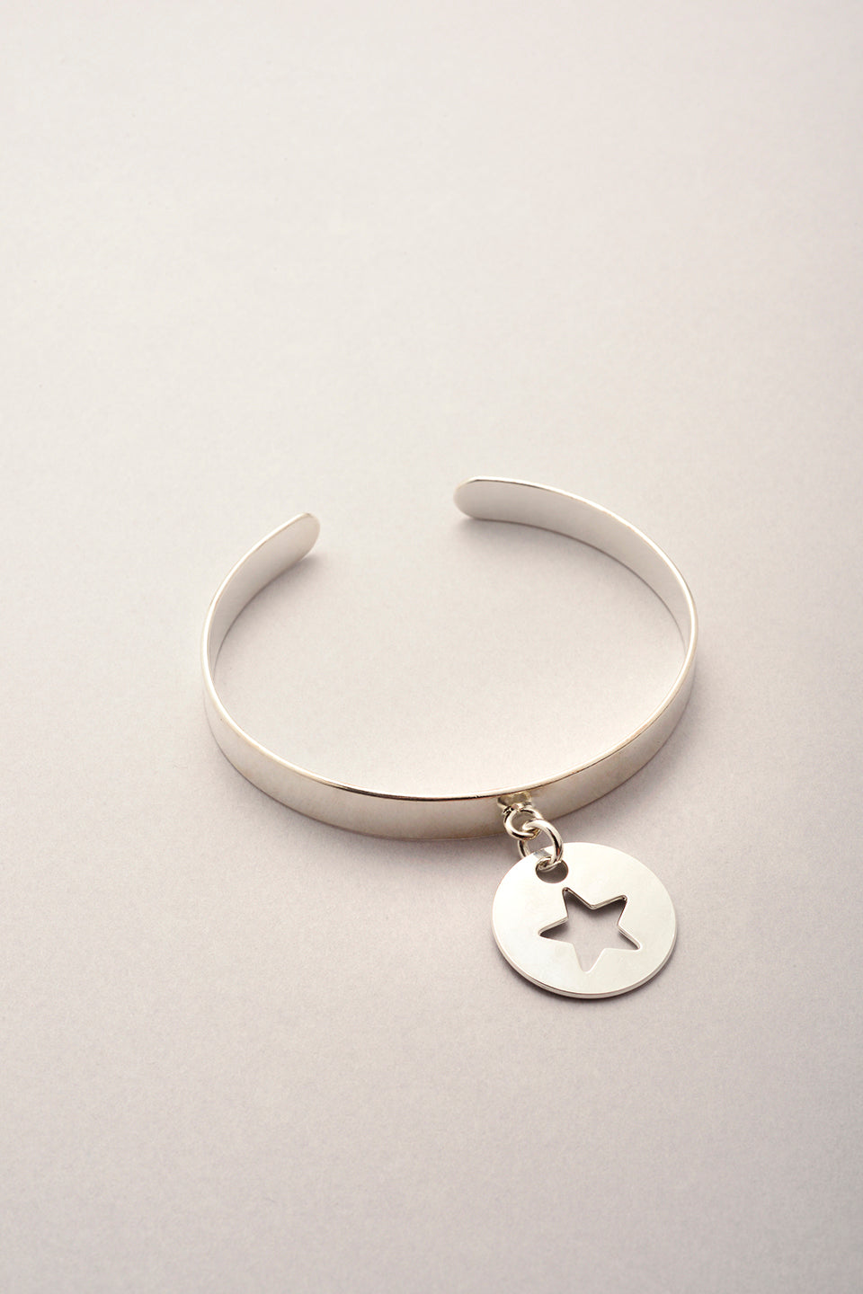 Demi jonc médaille étoile argenté et fabriqué en France. Bijou pour femme avec pendentif personnalisable ! 