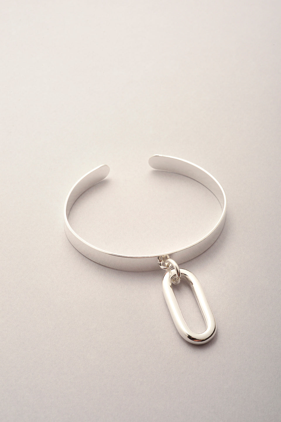 Demi jonc pendentif Ricky argenté pour femme fabriqué en France. 