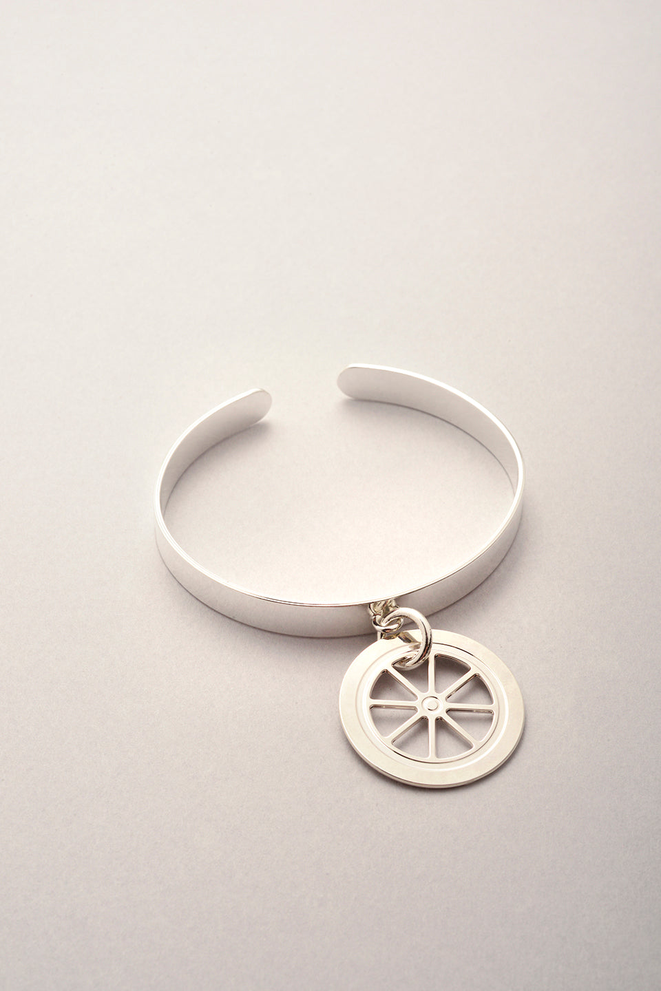 Ce Demi jonc pendentif Roue est un bracelet fantaisie pour femme. Argenté et fabriqué en France, ce bracelet convient à tous les poignets. 