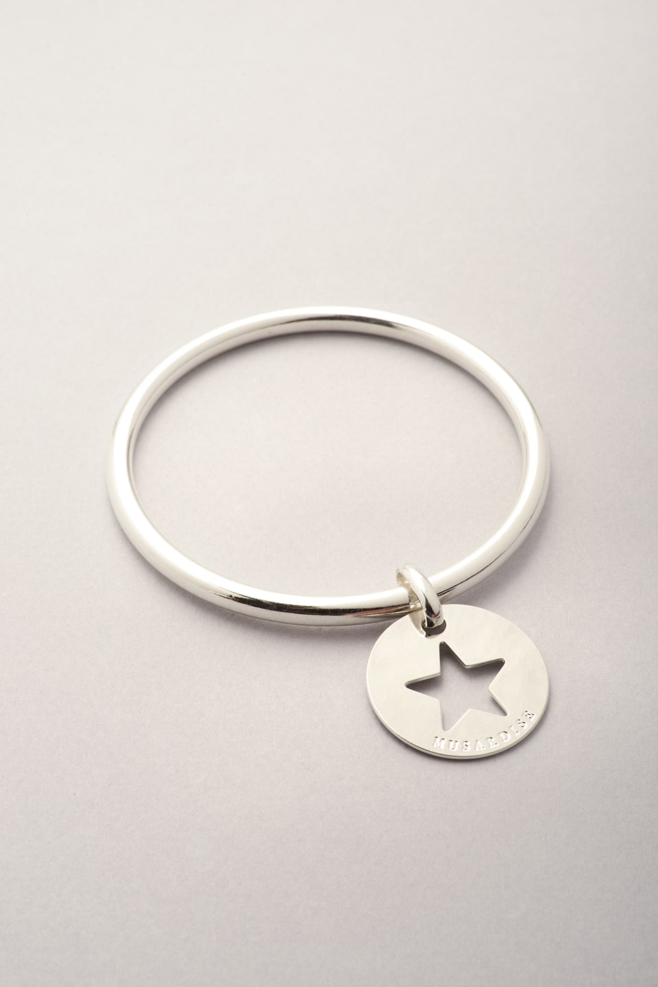 Le Jonc grande médaille étoile est un bijou argenté pour femme. Ce bracelet existe en plusieurs tailles. 