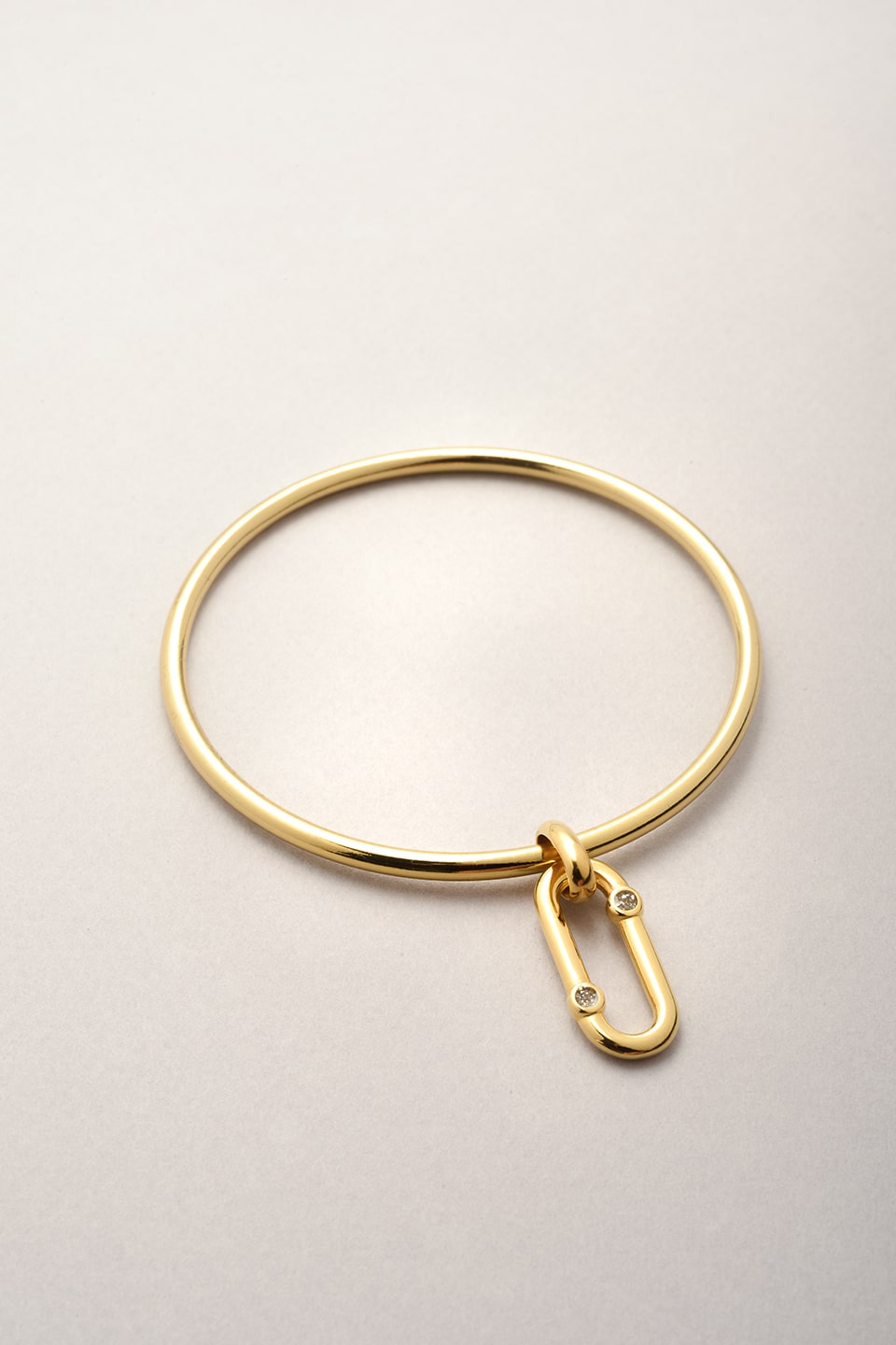 Bracelet jonc pendentif ovale avec deux strass argentés en résine. Bijou doré pour femme qui existe en plusieurs tailles. 