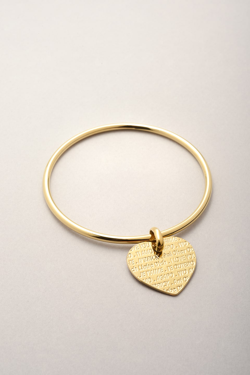 Ce bracelet est composé d'un jonc doré et d'un pendentif en forme de coeur. Sur le pendentif est inscrit la phrase je t'aime en plusieurs langues. Inspiré du mur des je t'aime à Paris. Création mosardise.comance. 