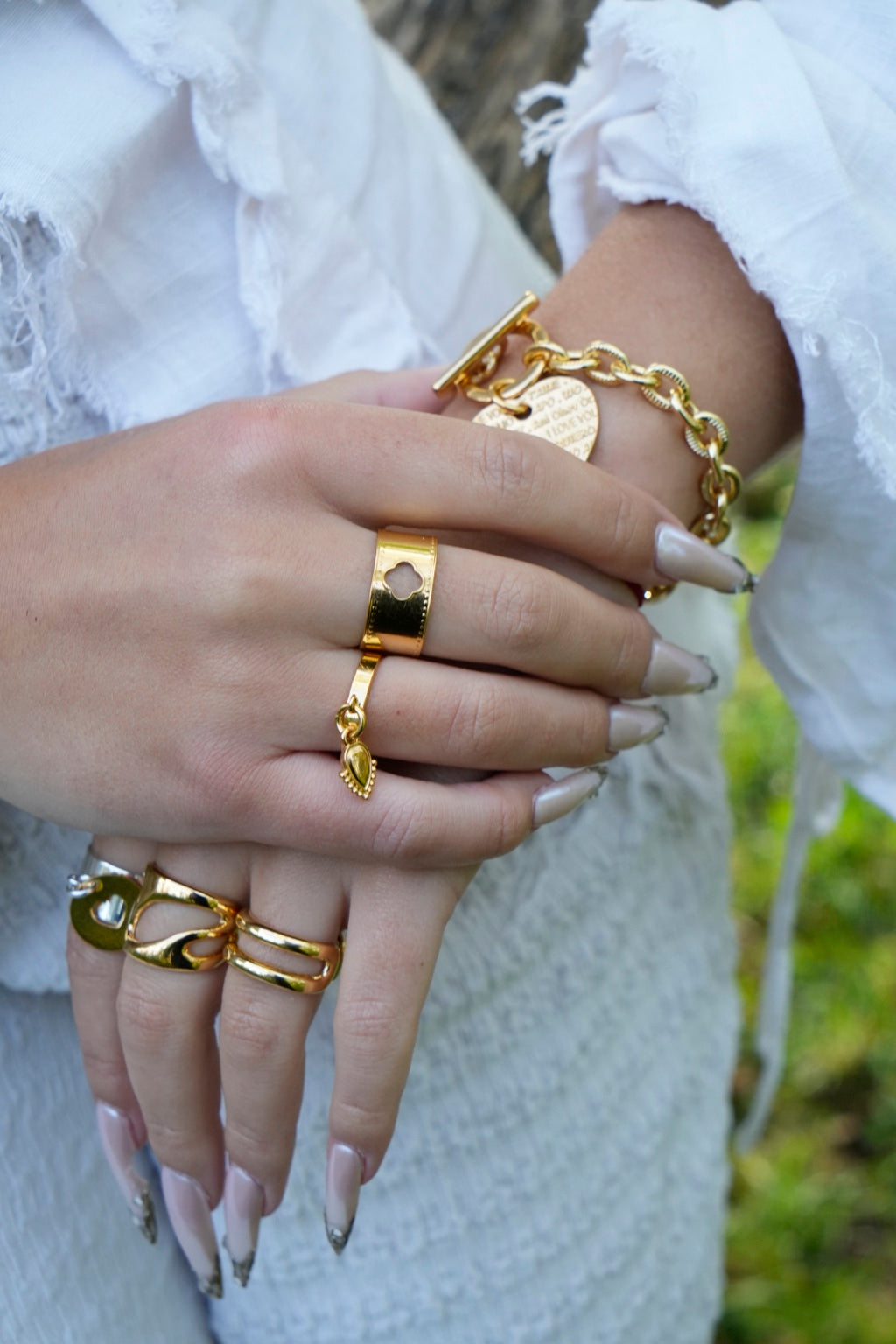 Bague fine dorée Esmée portée – Musardise