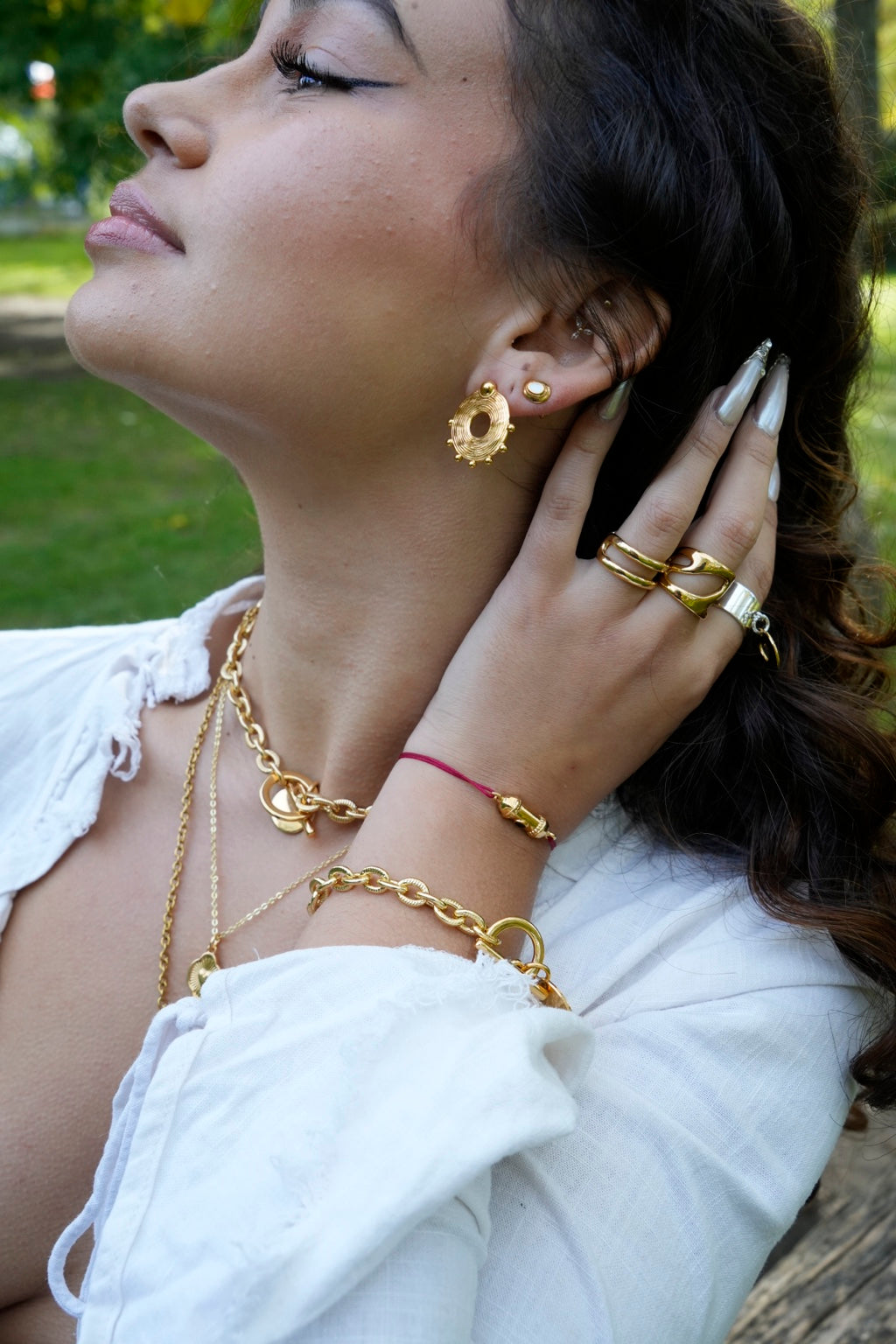 Bijoux dorés Musardise portés – photographie lifestyle