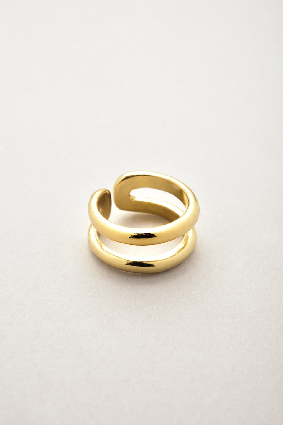 Bague dorée ajustable Musardise, bijou fantaisie fabriqué en France dans notre atelier toulousain. Bague effet double féminine et élégante