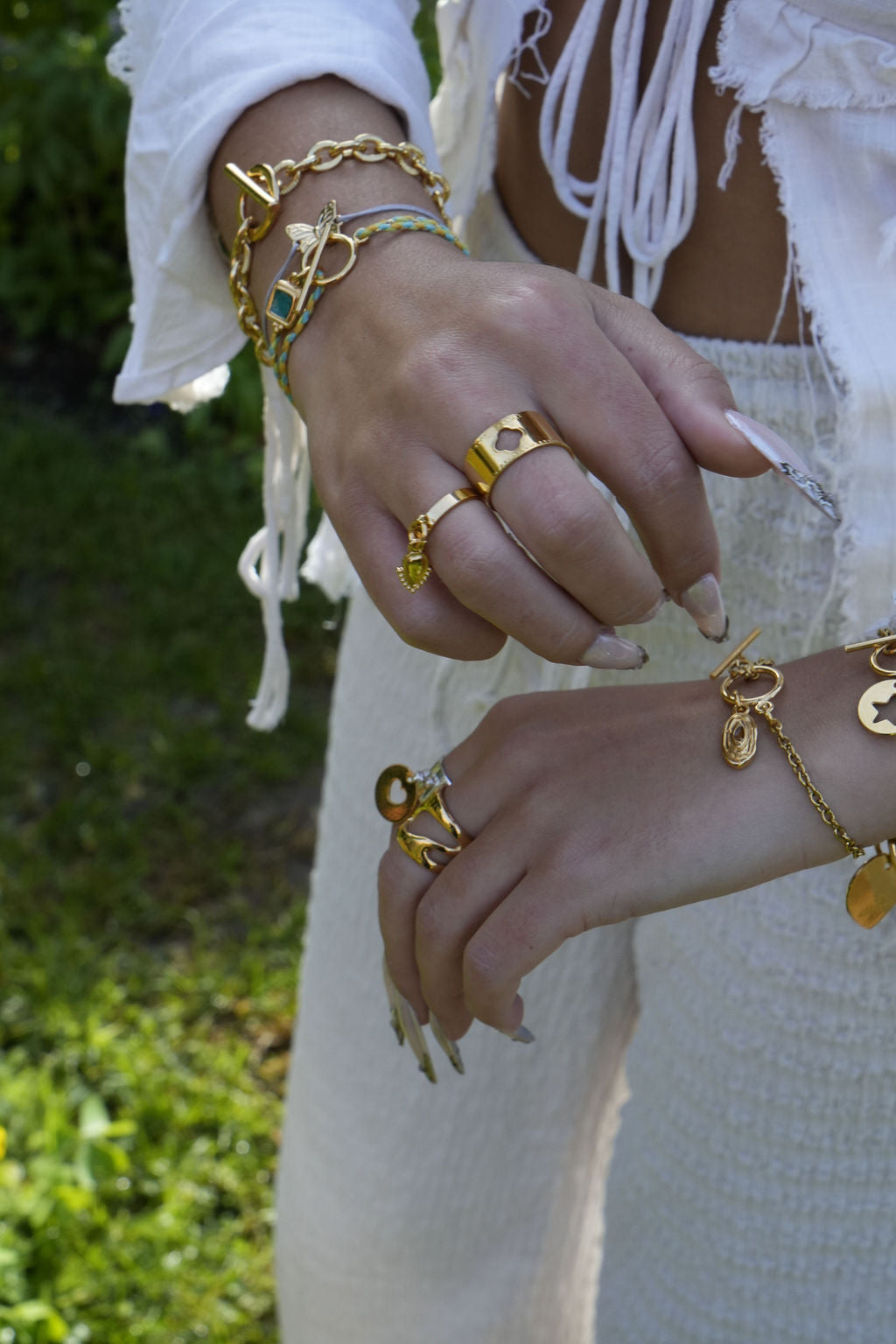 Bague fine dorée Esmée portée avec d'autres bijoux dorés