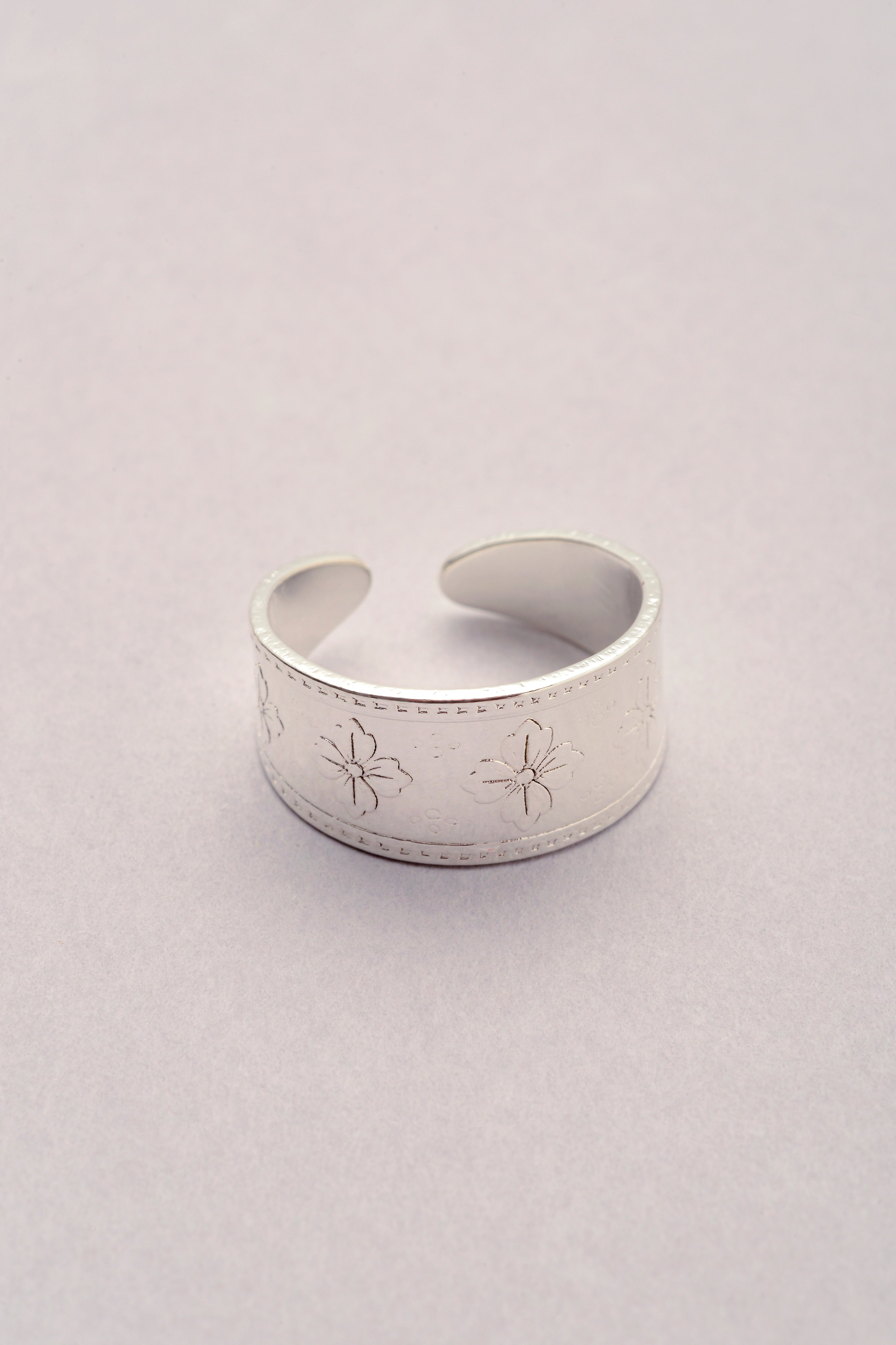 Bague argentée large gravée motif Sakura – Musardise