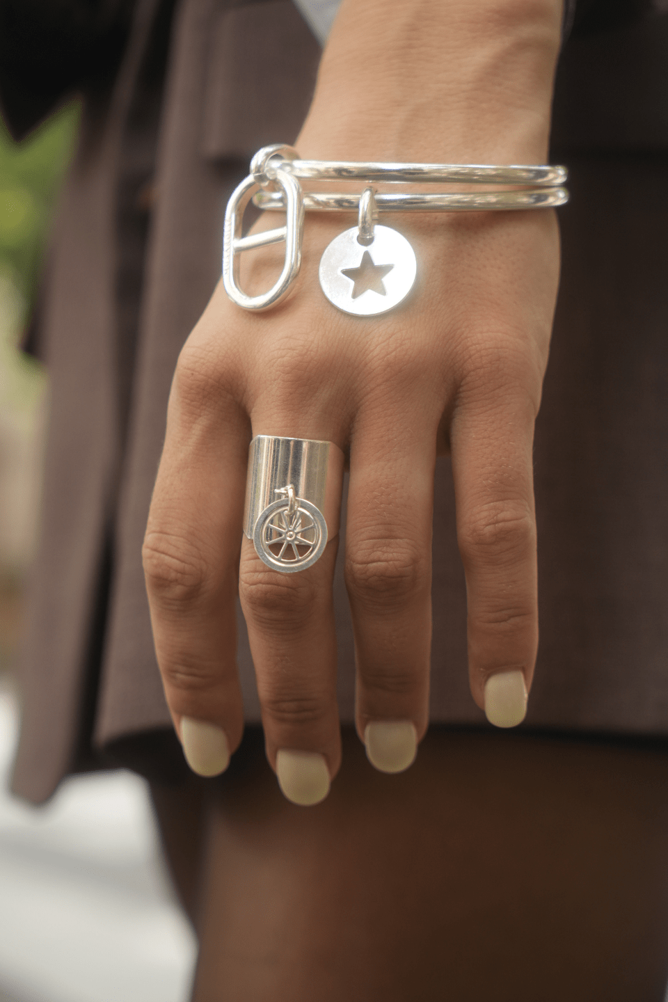 Bague large argentée pendentif Roue
