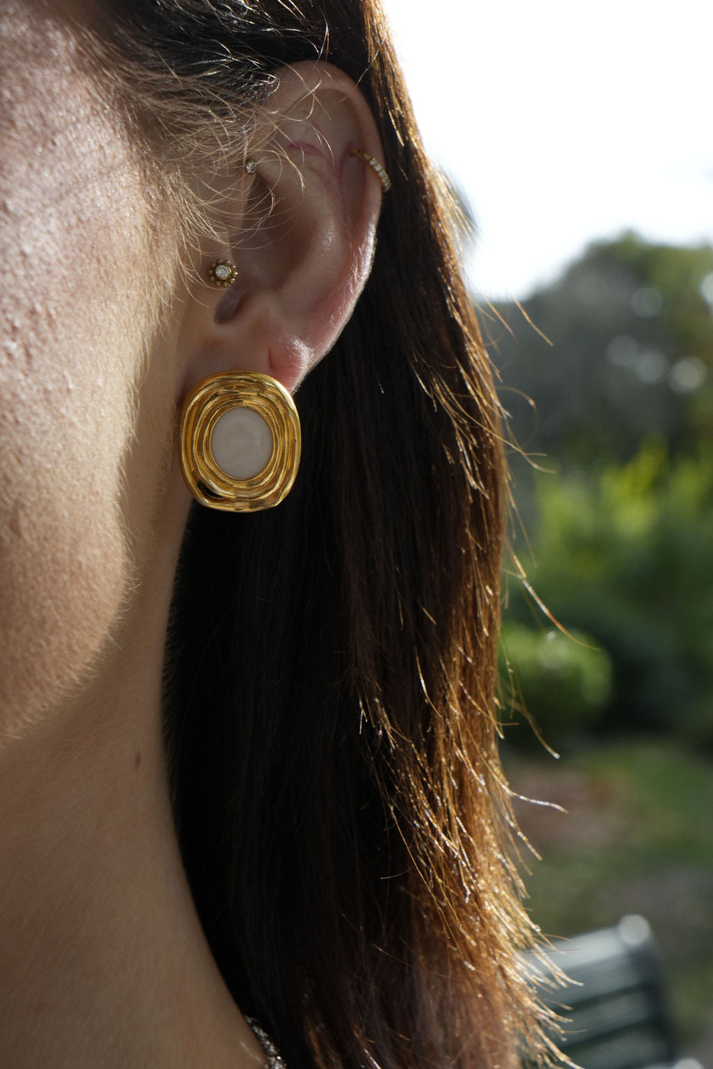 Boucles d’oreilles Shirine dorées portées