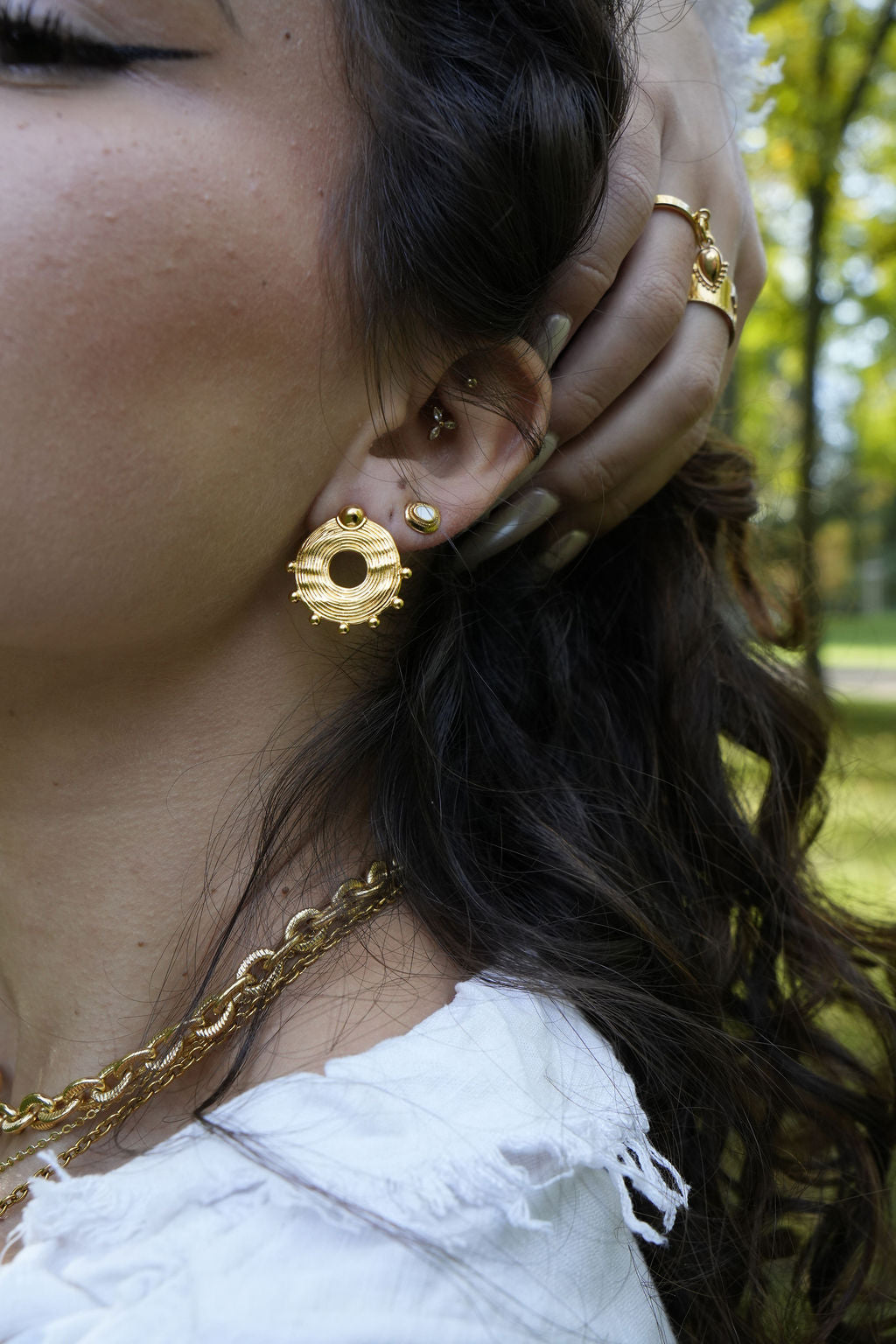 Boucles d’oreilles Soléa dorées portées