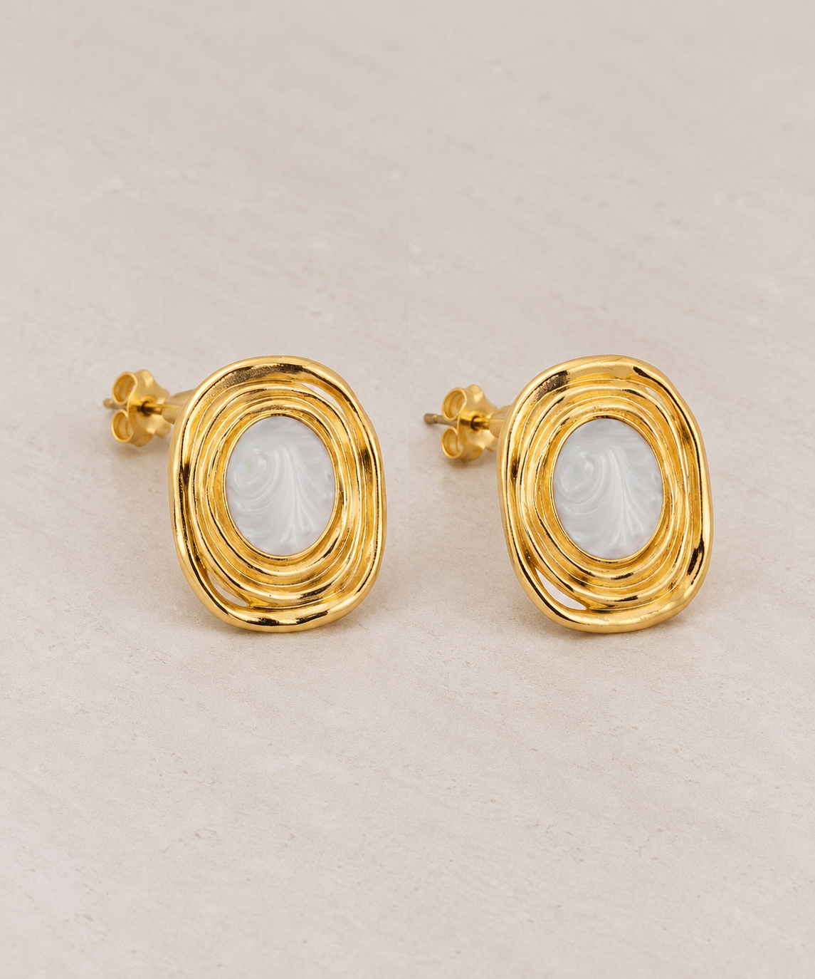 Boucles d’oreilles Shirine dorées, centre blanc et fermoirs papillon