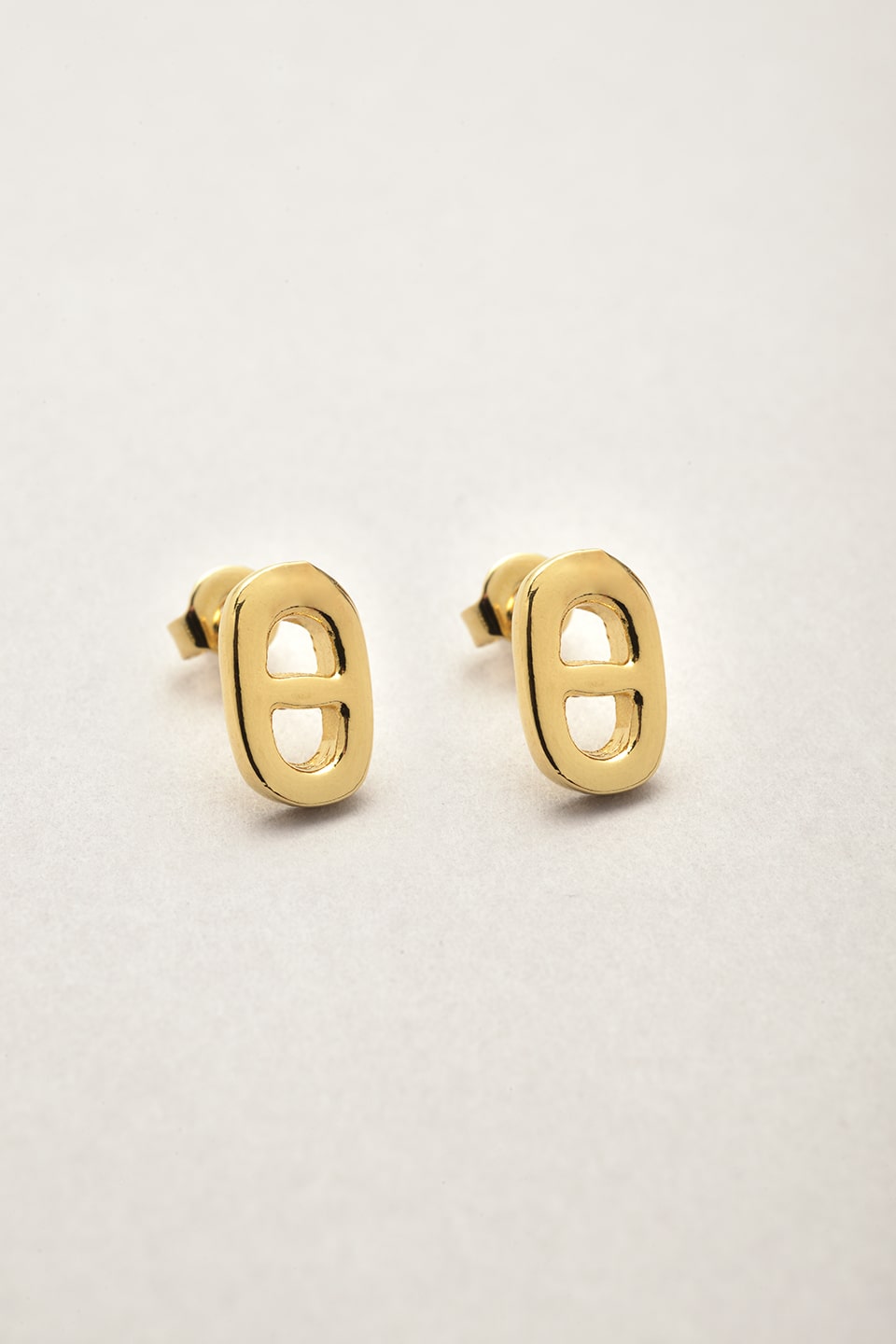 Les boucles d'oreilles puces Musardise en forme de mailles dorées