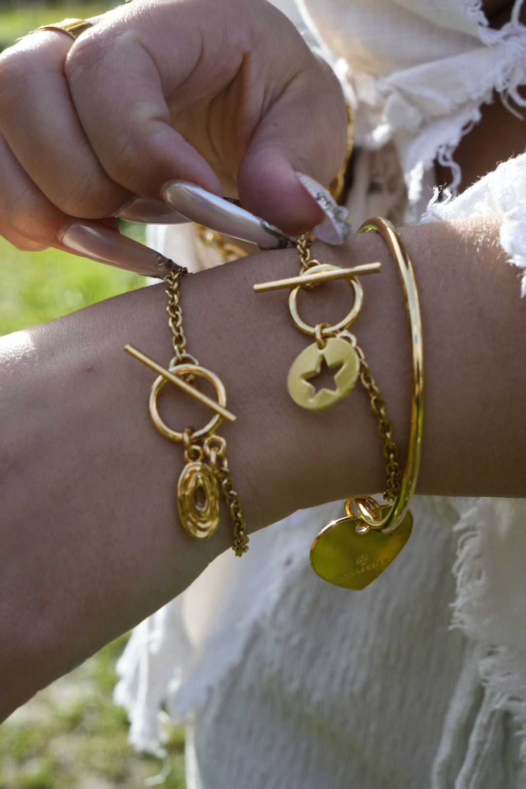 Bracelet Lou chaîne Hazel doré porté en accumulation