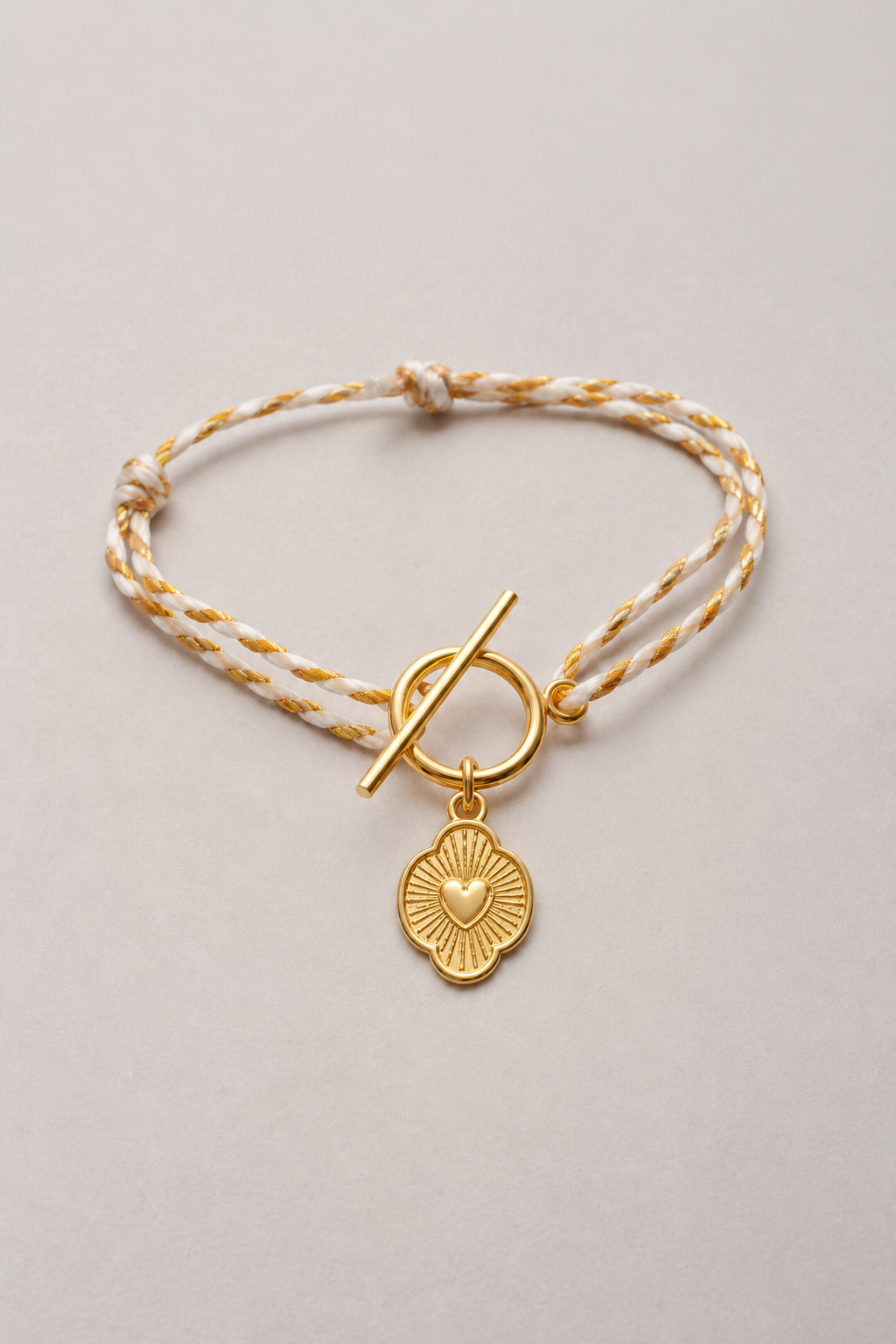 Bracelet Lou cœur Bohème tressé, cordon blanc doré et médaille cœur rayonnant