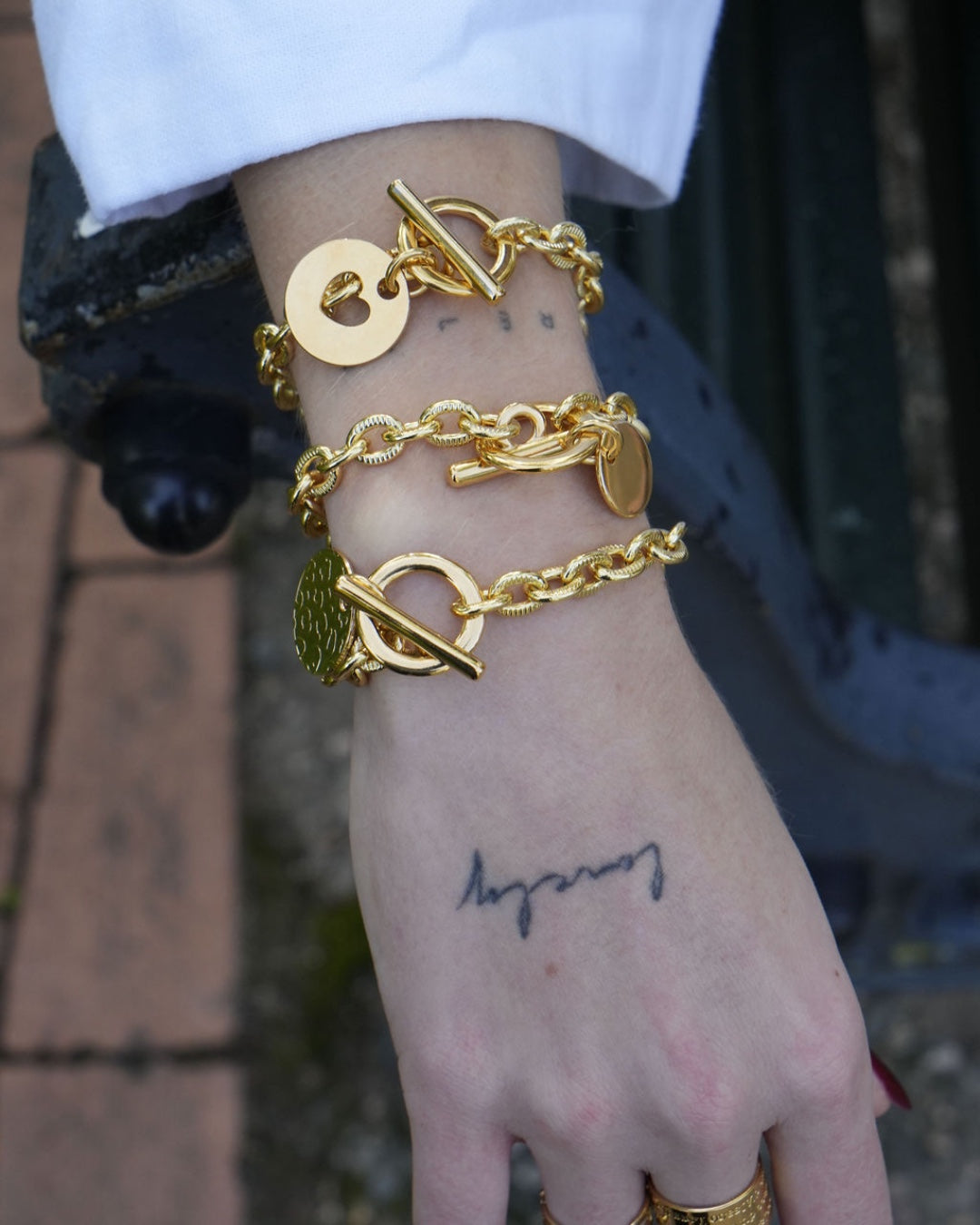 Bracelet Scarlett médaille doré porté au poignet