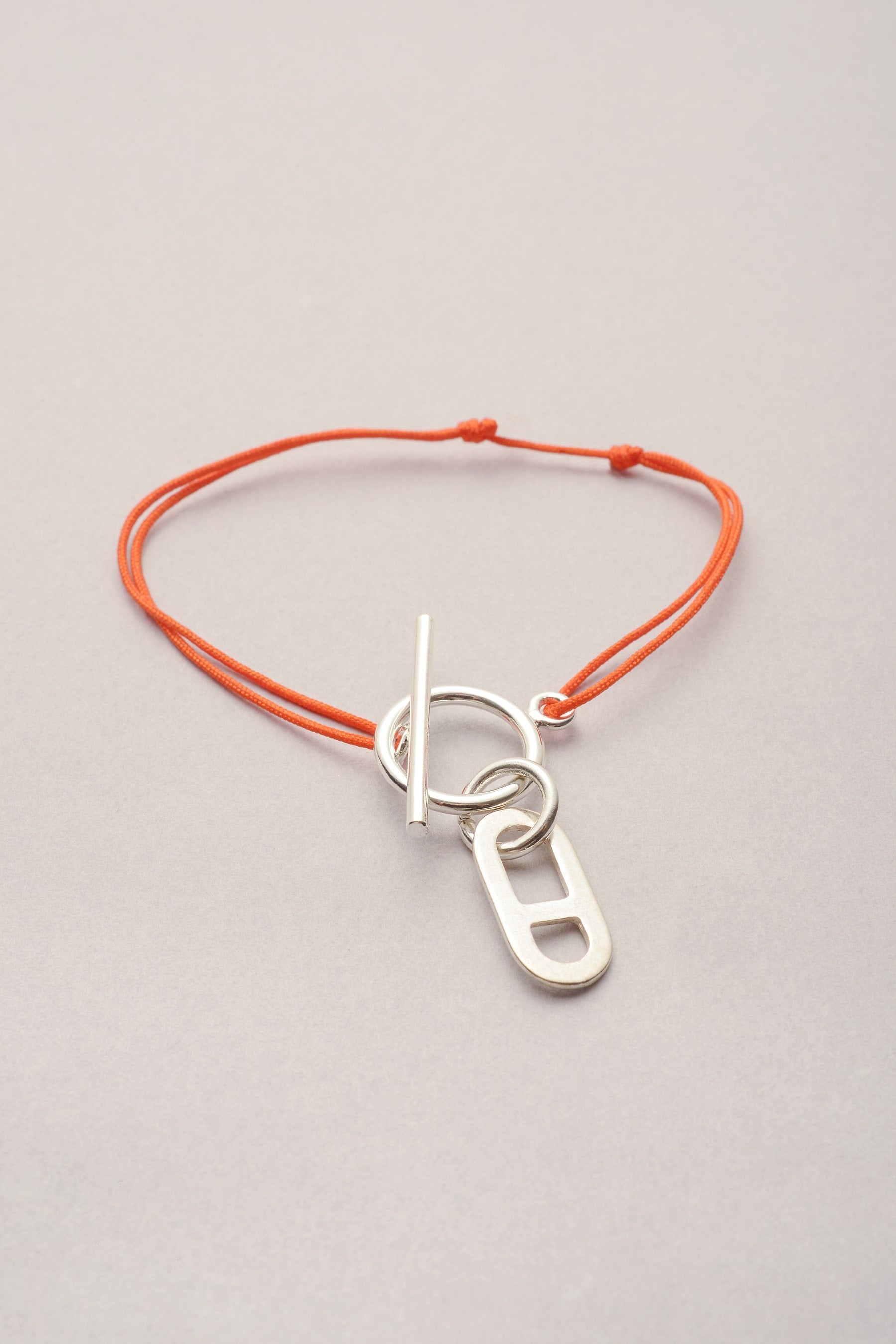 Le bracelet Lou fil fin coloré Musardise avec son pendentif en forme de maille ovale et son fermoir en T argenté