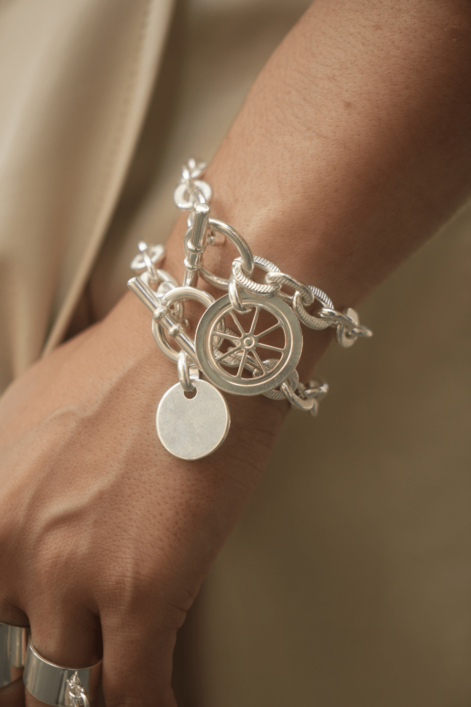 Bracelets chaînes avec pendentifs argentés. Photo portée de bracelets argentés fabriqués en France. 