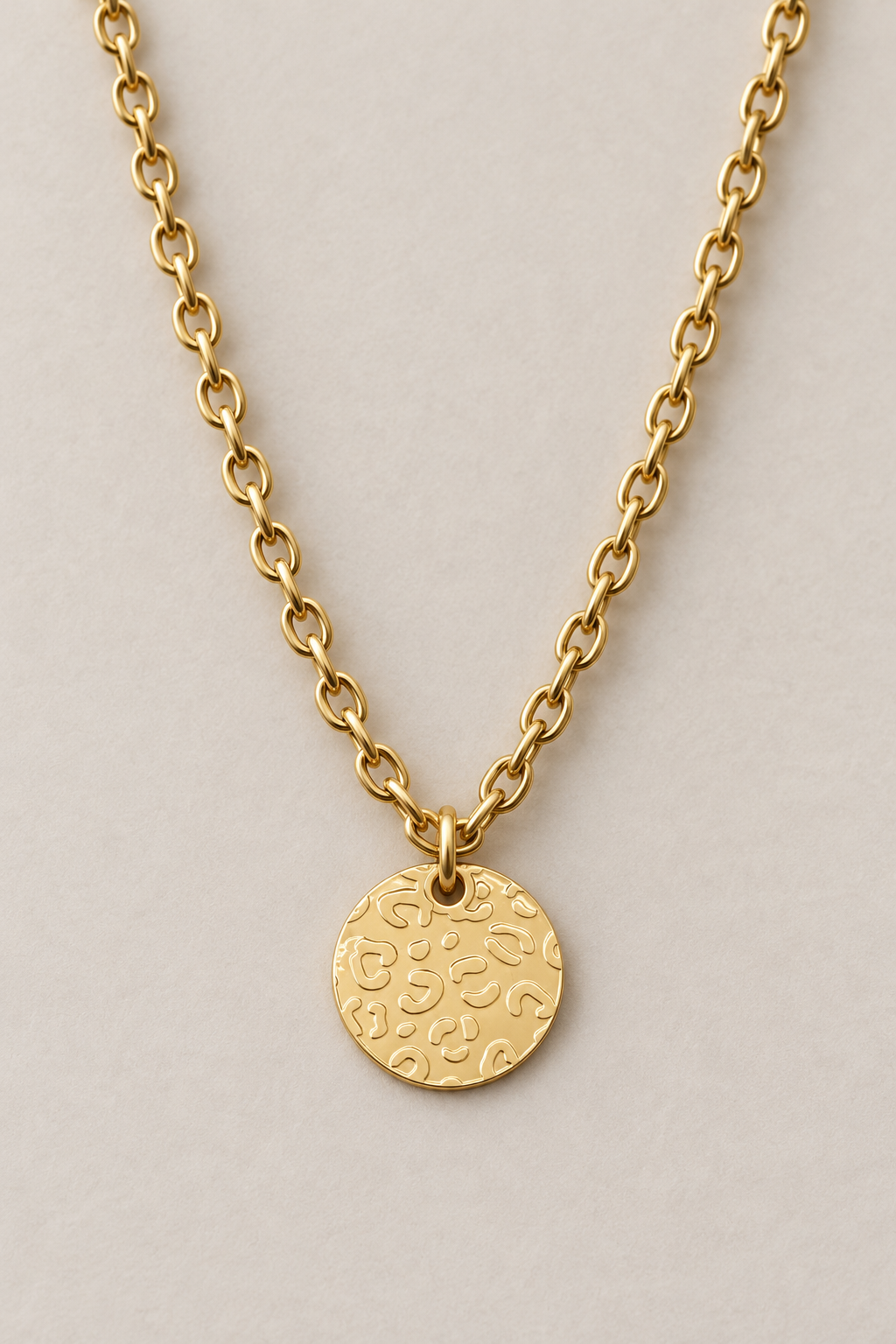 Collier Alma léopard doré Musardise avec médaille ronde à motifs léopard en relief