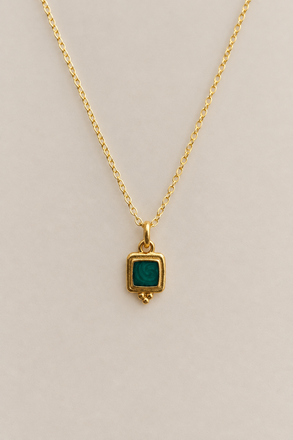 Collier chaîne dorée pierre verte Musardise