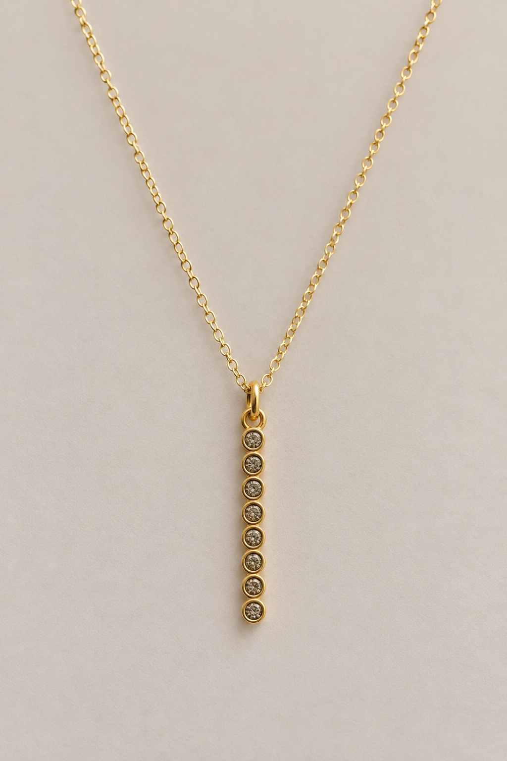 Collier chaîne dorée Strass Musardise sur fond ivoire