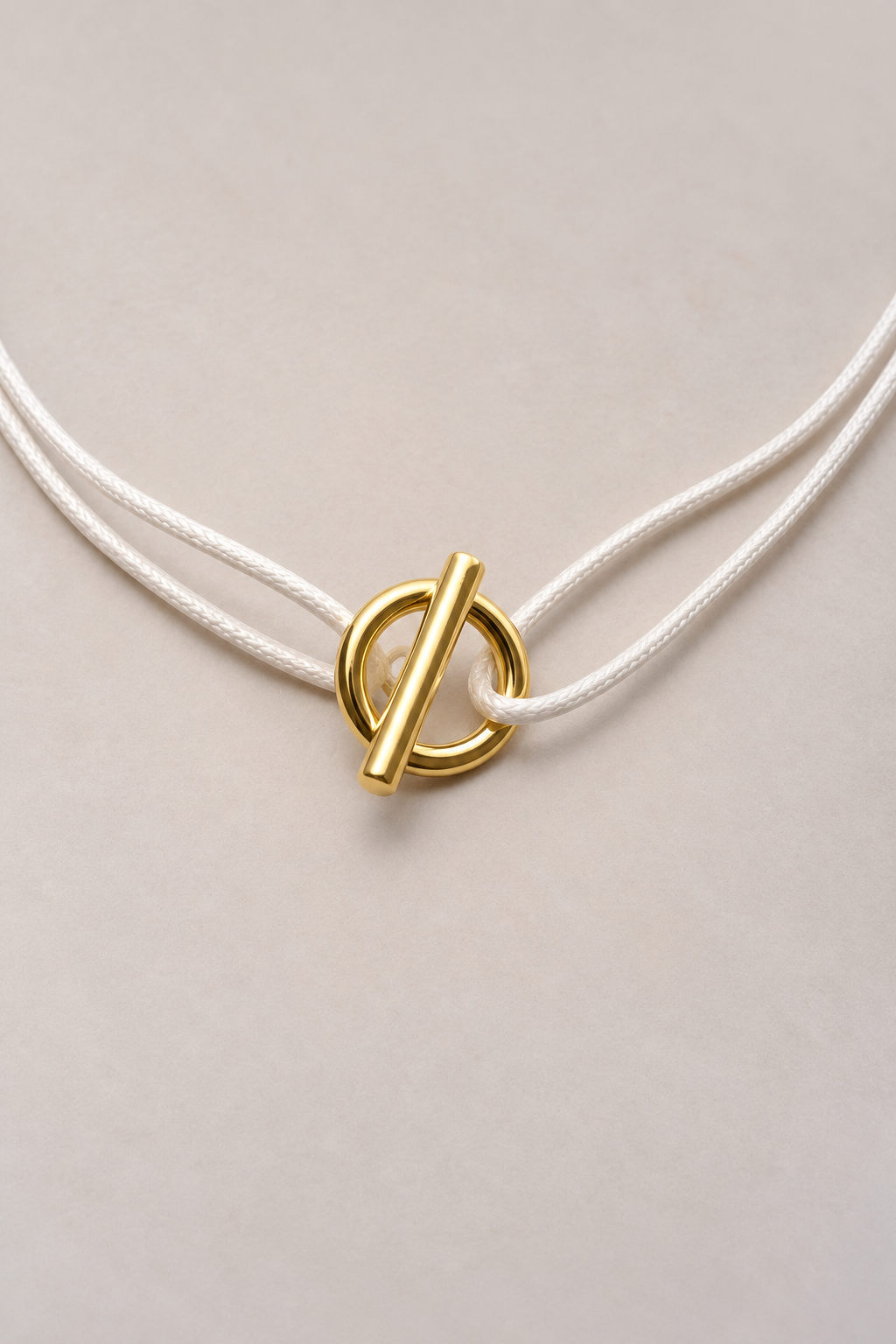 Collier fermoir T doré Musardise, cordon blanc
