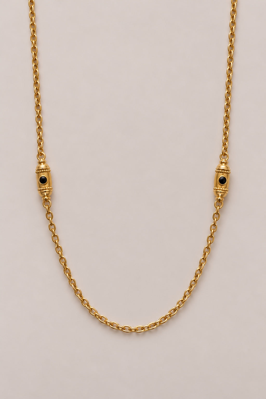 Collier long Amal doré, chaîne et deux amulettes à émaillage noir – Musardise