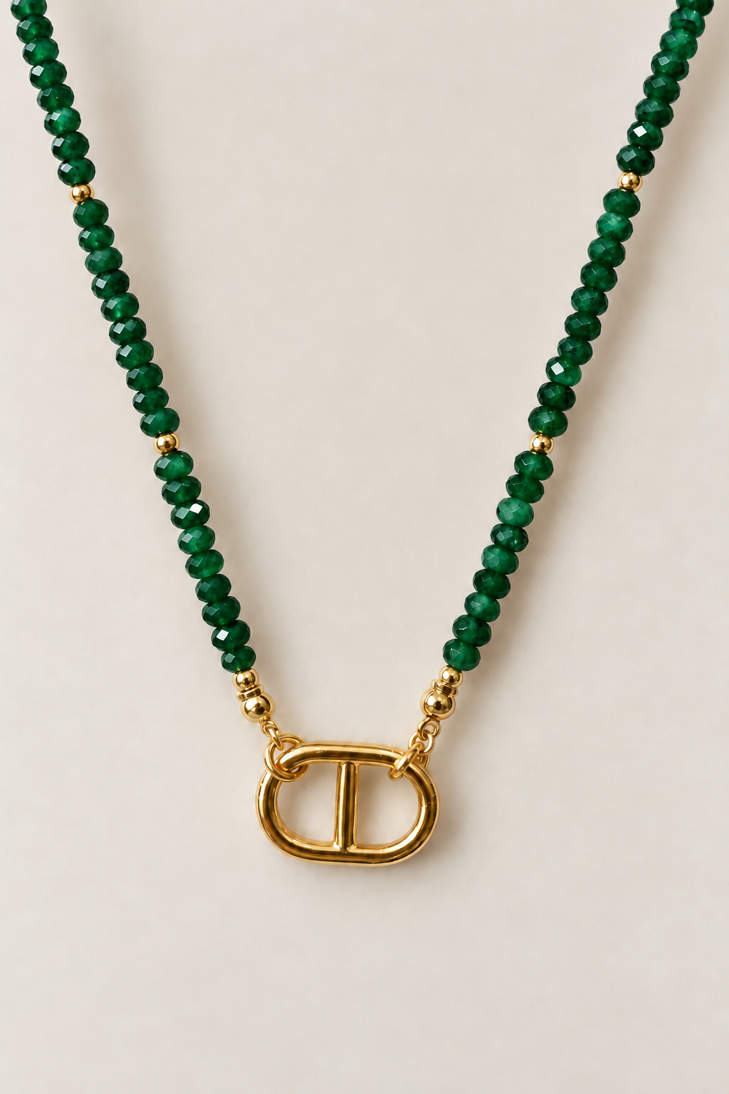 Collier maille perles vertes facettées et pendentif doré – Musardise