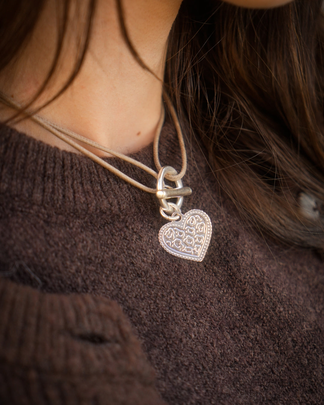 Motif léopard sur coeur argenté. Collier attache coeur sauvage