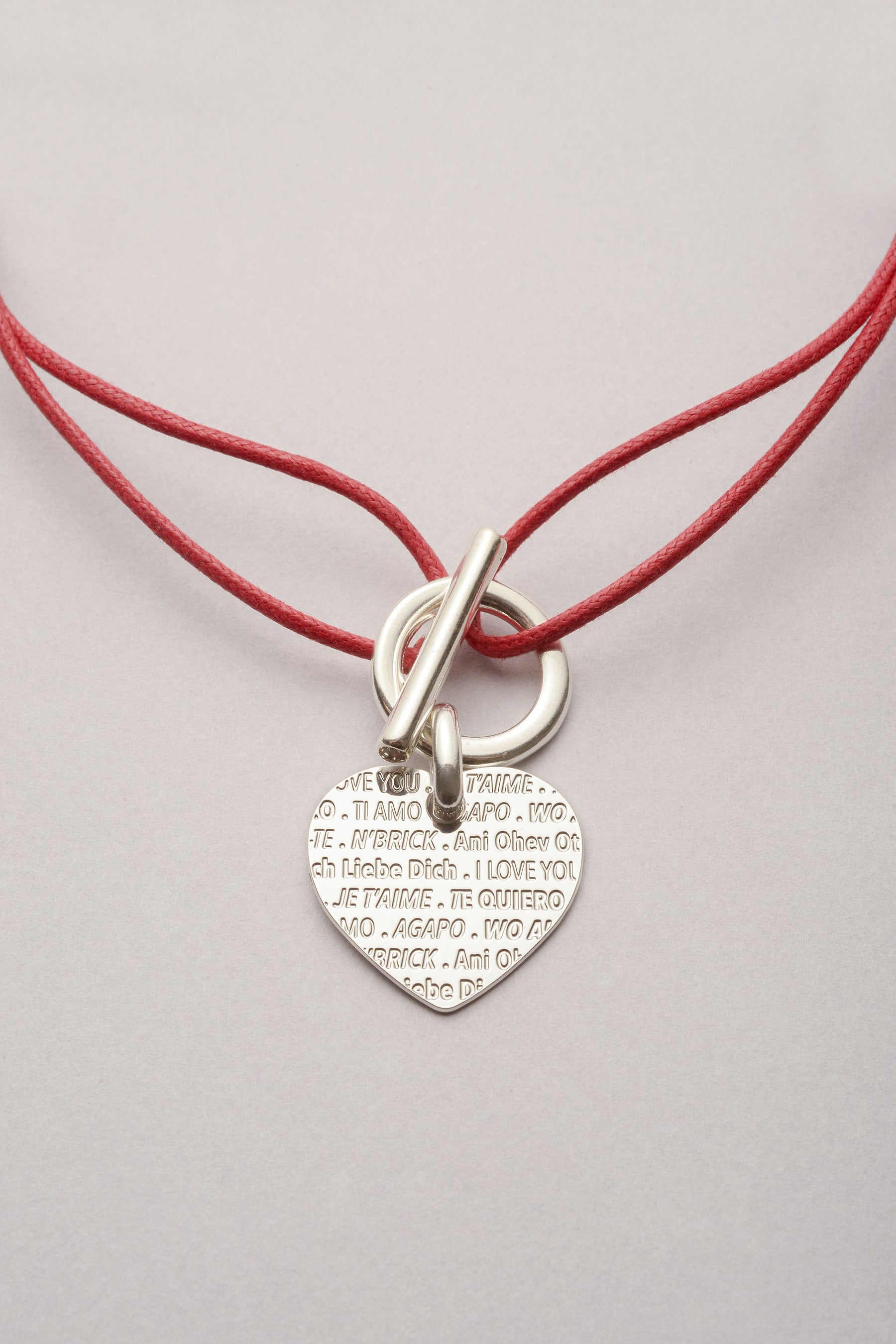 Ce collier est composé d'un pendentif coeur sur lequel est inscrit la phrase "je t'aime" dans plusieurs langues. le pendentif est apposé sur un fermoir en T pour rendre pratique son utilisation, il s'ouvre et se ferme ! En plus, ce bijou est composé d'un cordon personnalisable dans la couleur de votre choix et réglable dans la longueur que vous souhaitez ! 