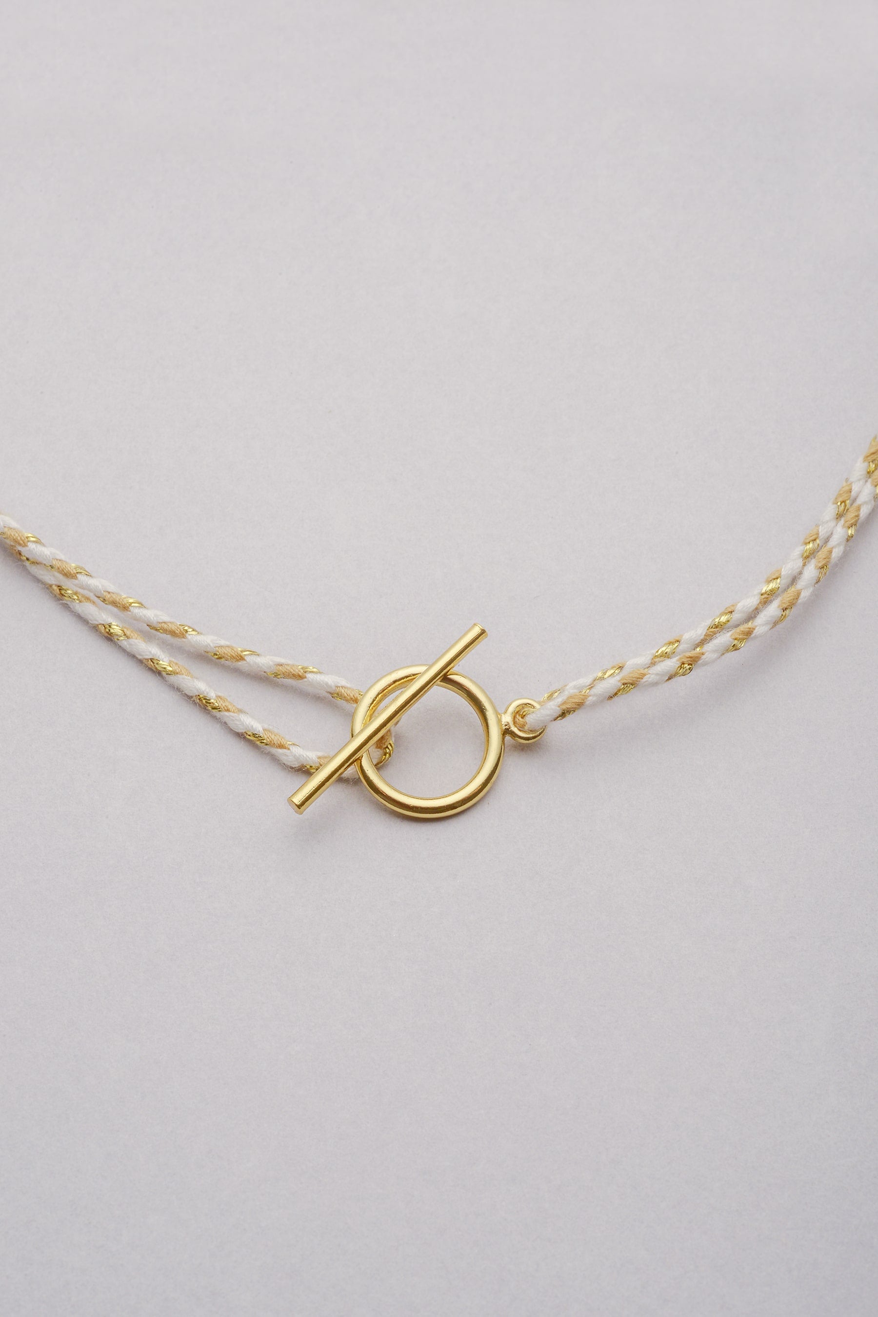 Collier avec fermoir en t et cordon tressé. Bijou doré fabriqué en France.