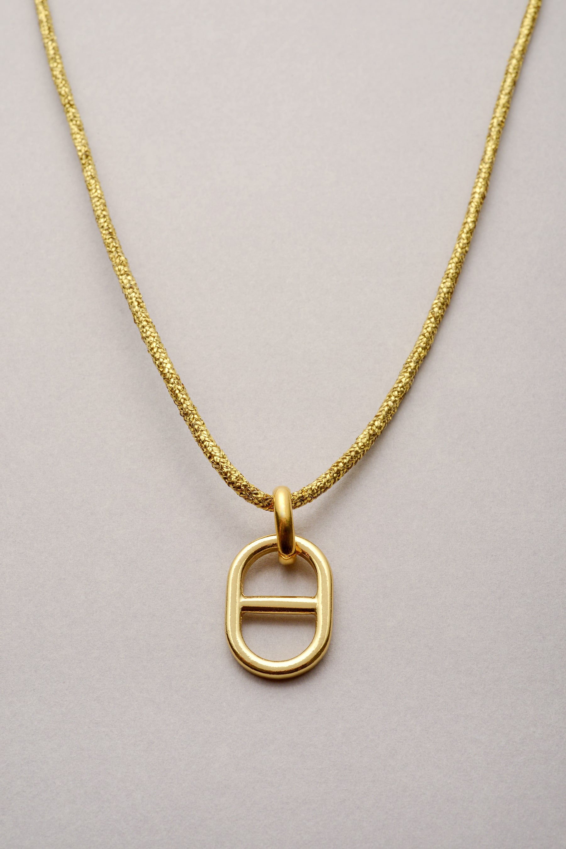 Ce collier est composé d'un pendentif maille doré et d'un cordon de coton coloré et réglable. la maille marine s'inspire de l'ancre de bateau des marins et navigateurs. Ce bijou est fabriqué en France. 