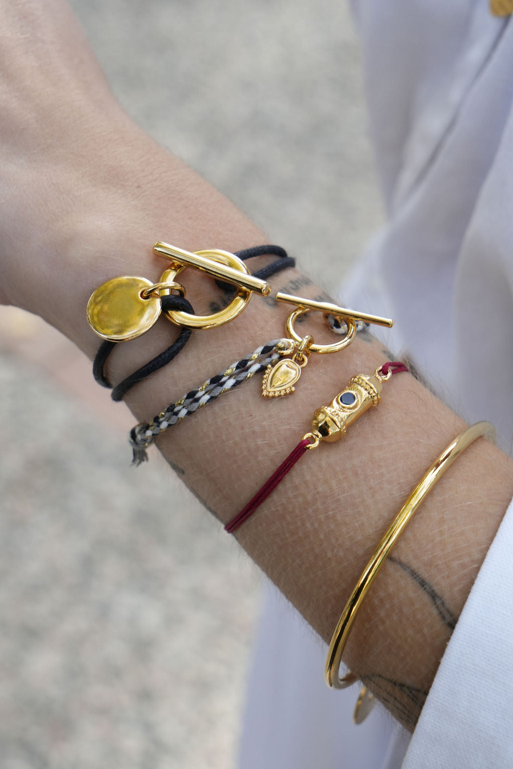 Bracelets dorés Musardise portés ensemble au poignet