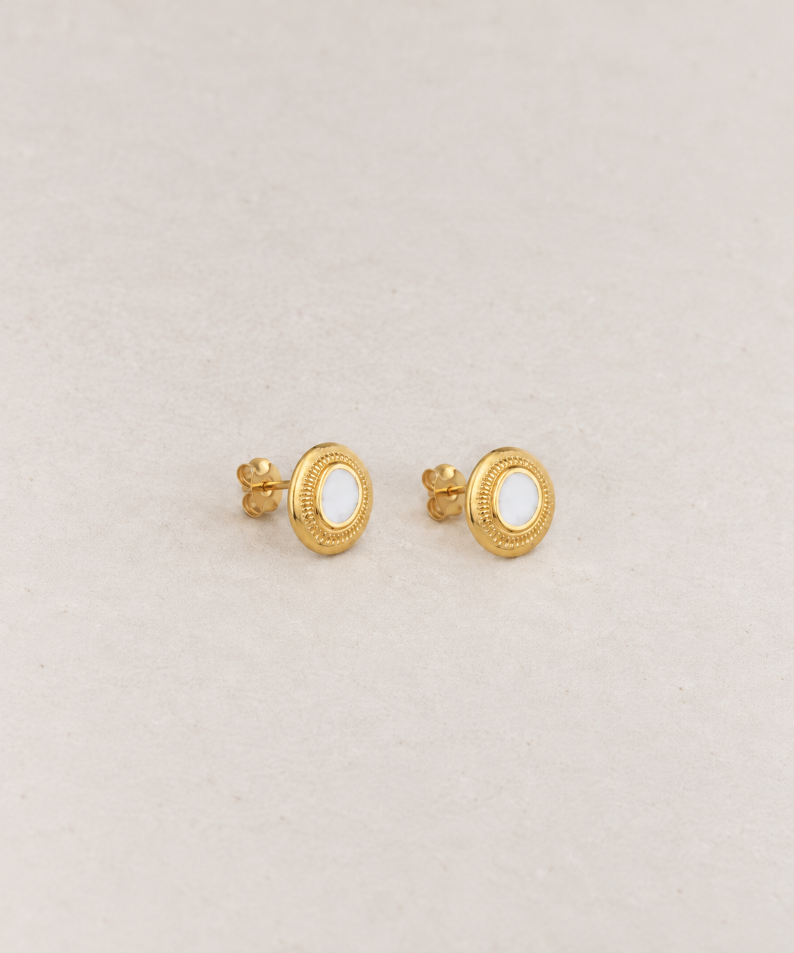 Puces d’oreilles Bohème dorées – paire sur fond beige Musardise
